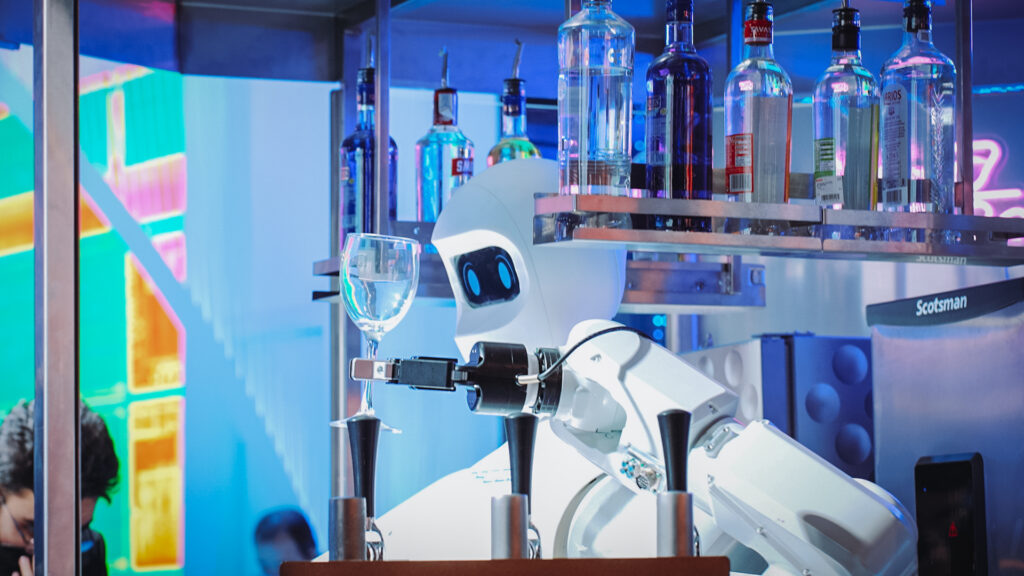 Ce robot sert des bières… en 5G. // Source : Louise Audry pour Numerama Ce robot sert des bières… en 5G. // Source : Louise Audry pour Numerama