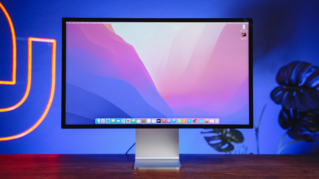 Le Studio Display d'Apple coûte plus de 2 fois le prix du Mac mini. // Source : Louise Audry pour Numerama Le Studio Display d'Apple coûte plus de 2 fois le prix du Mac mini. // Source : Louise Audry pour Numerama