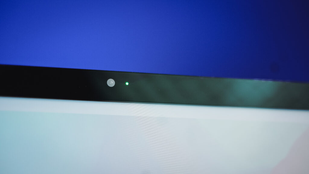 La webcam du Studio Display est une caméra ultra grand-angle rattachée à un capteur de 12 Mpix. // Source : Louise Audry pour Numerama La webcam du Studio Display est une caméra ultra grand-angle rattachée à un capteur de 12 Mpix. // Source : Louise Audry pour Numerama