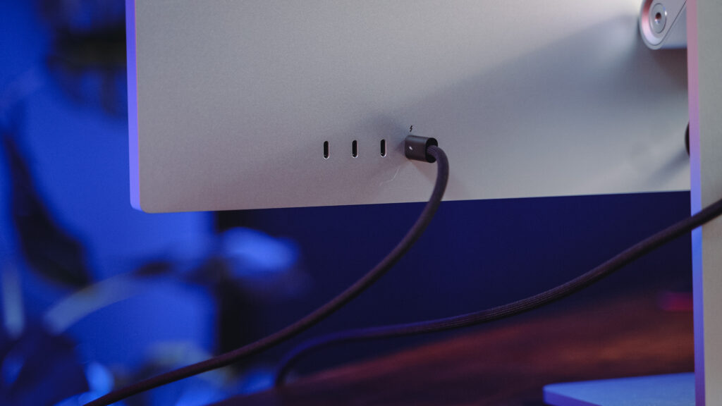 Les quatre ports du Studio Display. Il y a un port Thunderbolt/USB-C, trois ports USB-C. // Source : Louise Audry pour Numerama Les quatre ports du Studio Display. Il y a un port Thunderbolt/USB-C, trois ports USB-C. // Source : Louise Audry pour Numerama