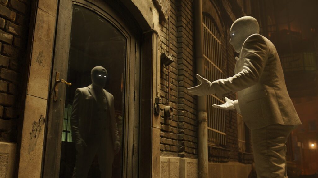 Moon Knight parlant avec Moon Knight dans Moon Knight. // Source : Marvel/Disney+ Moon Knight parlant avec Moon Knight dans Moon Knight. // Source : Marvel/Disney+