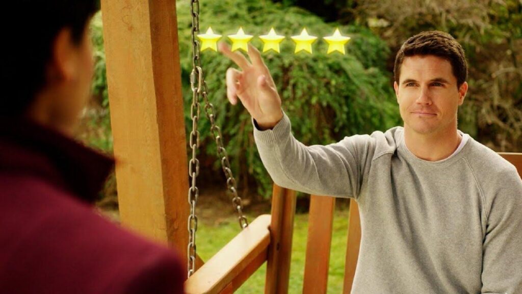 Nathan, mettant 5 étoiles à son « angel », Nora. // Source : Prime Video Nathan, mettant 5 étoiles à son « angel », Nora. // Source : Prime Video