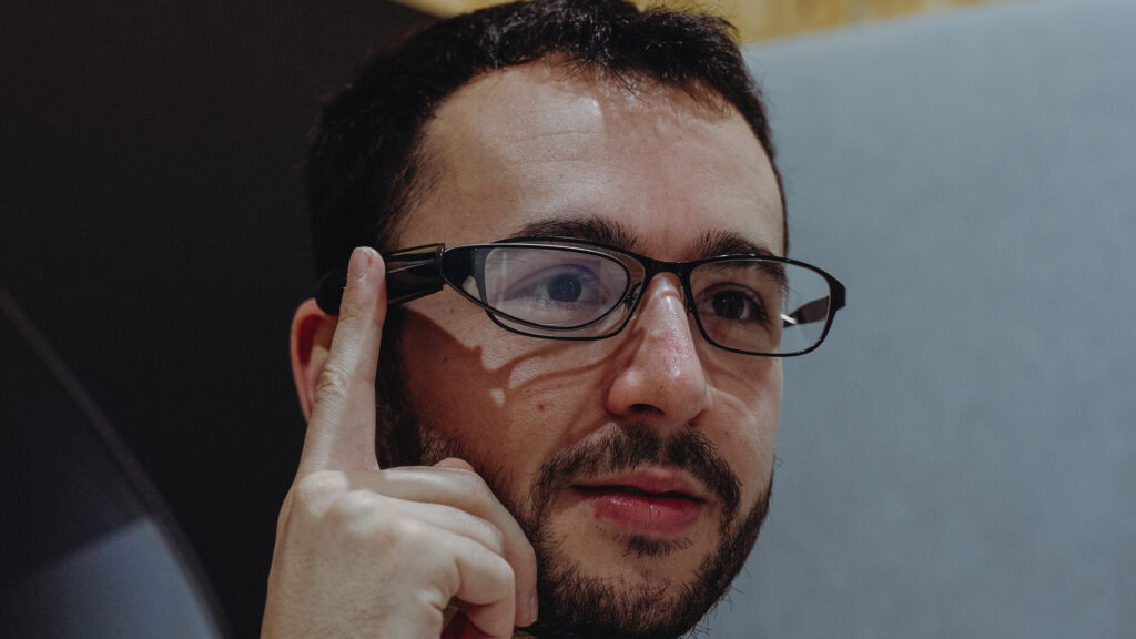 Les lunettes d'Oppo sont très discrètes, on ne dirait pas un produit tech. // Source : Louise Audry pour Numerama Les lunettes d'Oppo sont très discrètes, on ne dirait pas un produit tech. // Source : Louise Audry pour Numerama