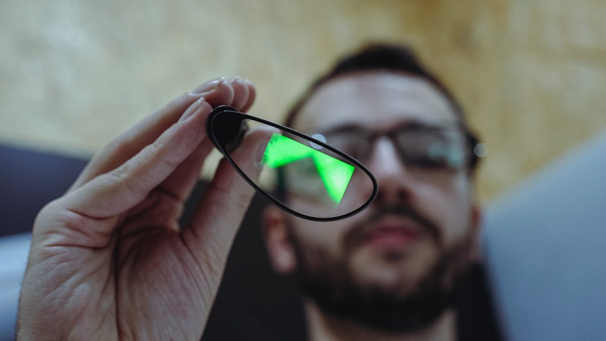 Les lunettes d'Oppo projettent des informations. // Source : Louise Audry pour Numerama Les lunettes d'Oppo projettent des informations. // Source : Louise Audry pour Numerama