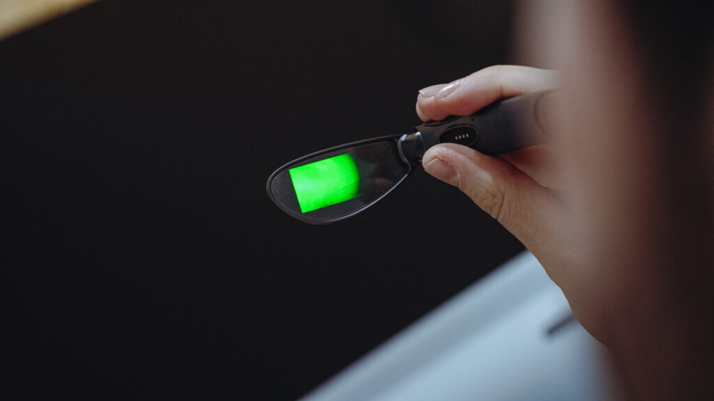 Ce module s'accroche aux lunettes. C'est lui qui projette une image en réalité augmentée. Il pèse 30 grammes. // Source : Louise Audry pour Numerama Ce module s'accroche aux lunettes. C'est lui qui projette une image en réalité augmentée. Il pèse 30 grammes. // Source : Louise Audry pour Numerama