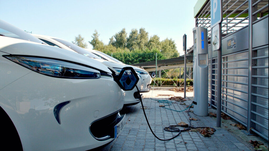 Les prix des voitures électriques en occasion ont chuté en 2024. // Source : Pixabay @Stivabc