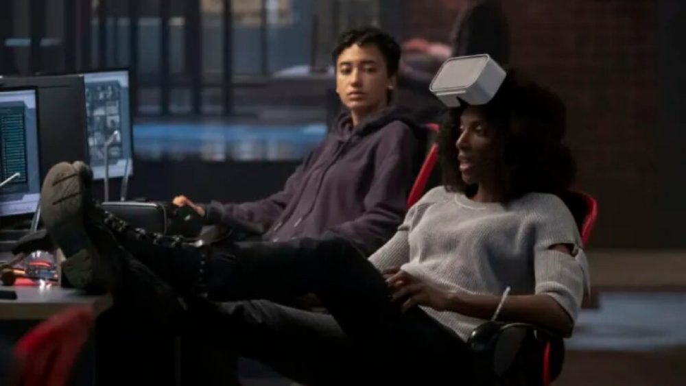 Les « angels », dans Upload, se connectent au paradis virtuel pour y accompagner les uploadés. // Source : Prime Video Les « angels », dans Upload, se connectent au paradis virtuel pour y accompagner les uploadés. // Source : Prime Video
