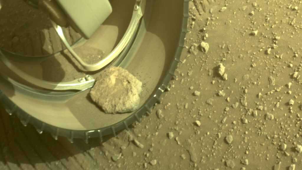 La roue de Perseverance, le 7 mars (371e sol de la mission). // Source : NASA/JPL-Caltech La roue de Perseverance, le 7 mars (371e sol de la mission). // Source : NASA/JPL-Caltech