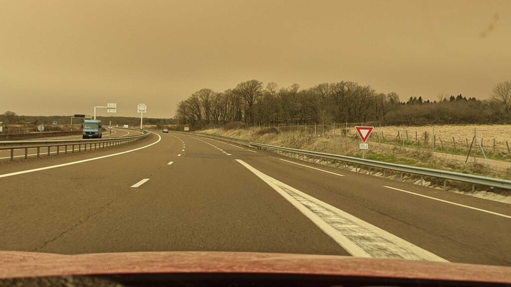 Le ciel devient « ocre » dans les zones touchées par le nuage de poussières. // Source : Image Numerama Le ciel devient « ocre » dans les zones touchées par le nuage de poussières. // Source : Image Numerama