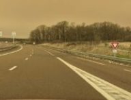 Le ciel devient « ocre » dans les zones touchées par le nuage de poussières. // Source : Image Numerama Le ciel devient « ocre » dans les zones touchées par le nuage de poussières. // Source : Image Numerama