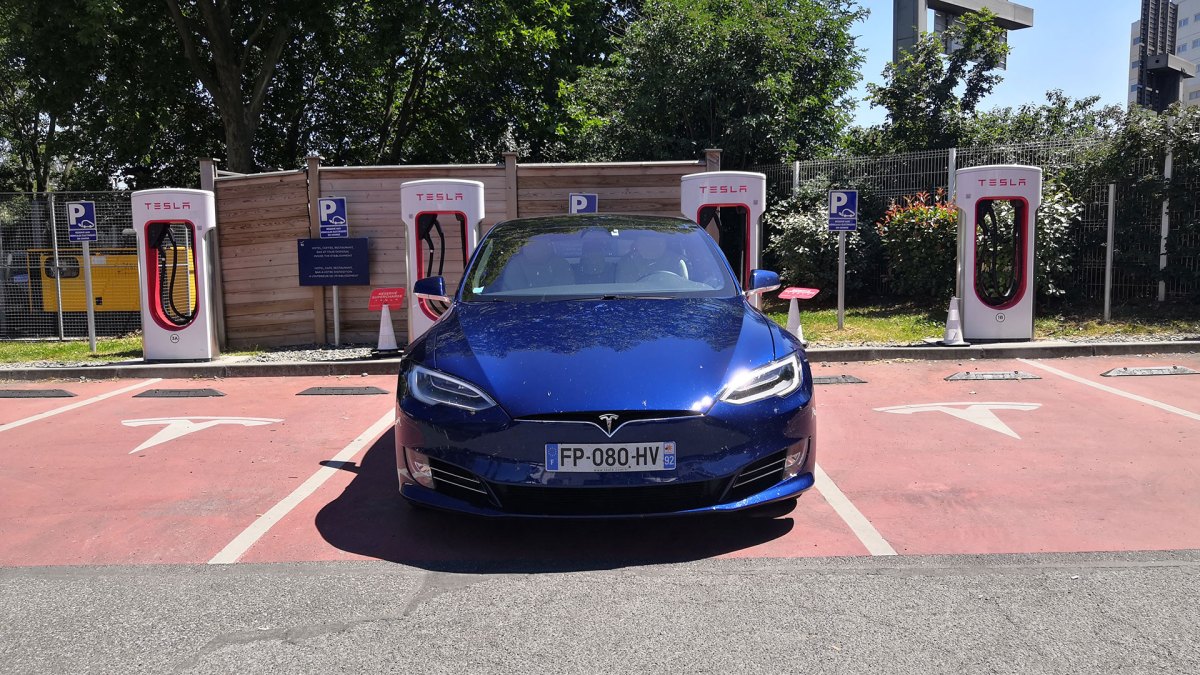 Le réseau de Superchargeurs Tesla est n°1. // Source : Raphaelle Baut pour Numerama Le réseau de Superchargeurs Tesla est n°1. // Source : Raphaelle Baut pour Numerama