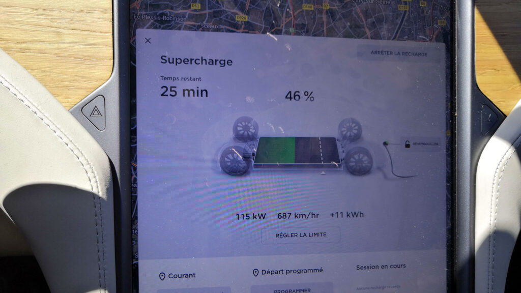 Tesla Model 3 en charge rapide // Source : Raphaelle Baut pour Numerama Tesla Model 3 en charge rapide // Source : Raphaelle Baut pour Numerama
