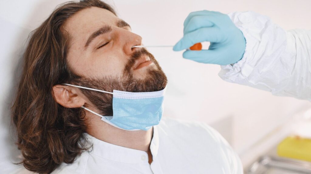 Il faut un test de dépistage contre le covid quand on est cas contact. // Source : Freepik Il faut un test de dépistage contre le covid quand on est cas contact. // Source : Freepik