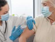 Une 4e dose de vaccin contre le covid (ou 2e dose de rappel) est ouverte aux personnes de plus de 80 ans ou immunodéprimées. // Source : Freepik
