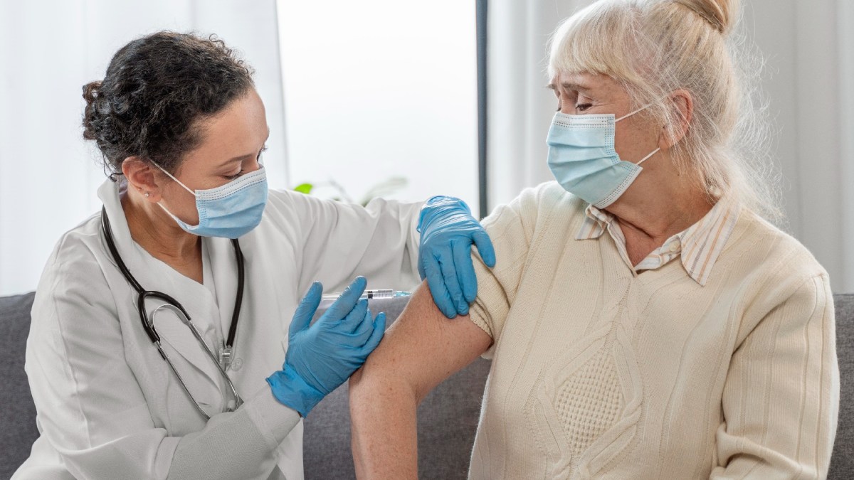 Une 4e dose de vaccin contre le covid (ou 2e dose de rappel) est ouverte aux personnes de plus de 80 ans ou immunodéprimées. // Source : Freepik Une 4e dose de vaccin contre le covid (ou 2e dose de rappel) est ouverte aux personnes de plus de 80 ans ou immunodéprimées. // Source : Freepik