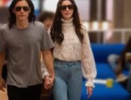 Jared Leto et Anne Hathaway forment un couple détonnant dans WeCrashed // Source : Apple TV+