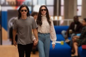 Jared Leto et Anne Hathaway forment un couple détonnant dans WeCrashed // Source : Apple TV+