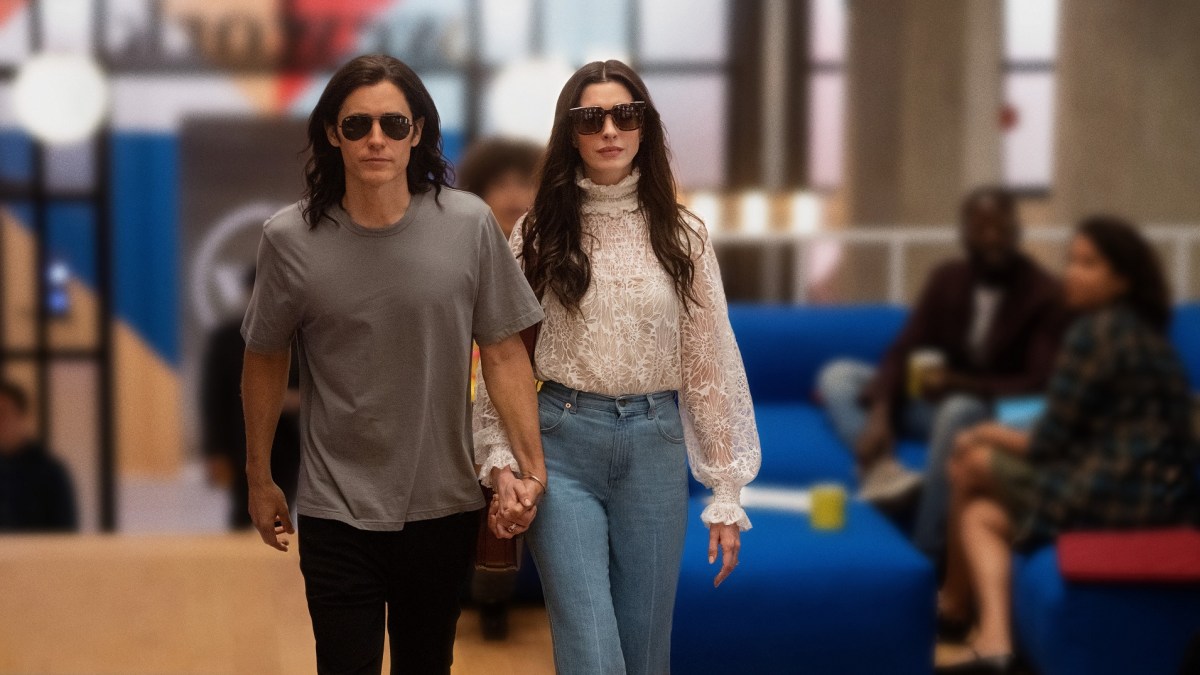 Jared Leto et Anne Hathaway forment un couple détonnant dans WeCrashed // Source : Apple TV+ Jared Leto et Anne Hathaway forment un couple détonnant dans WeCrashed // Source : Apple TV+