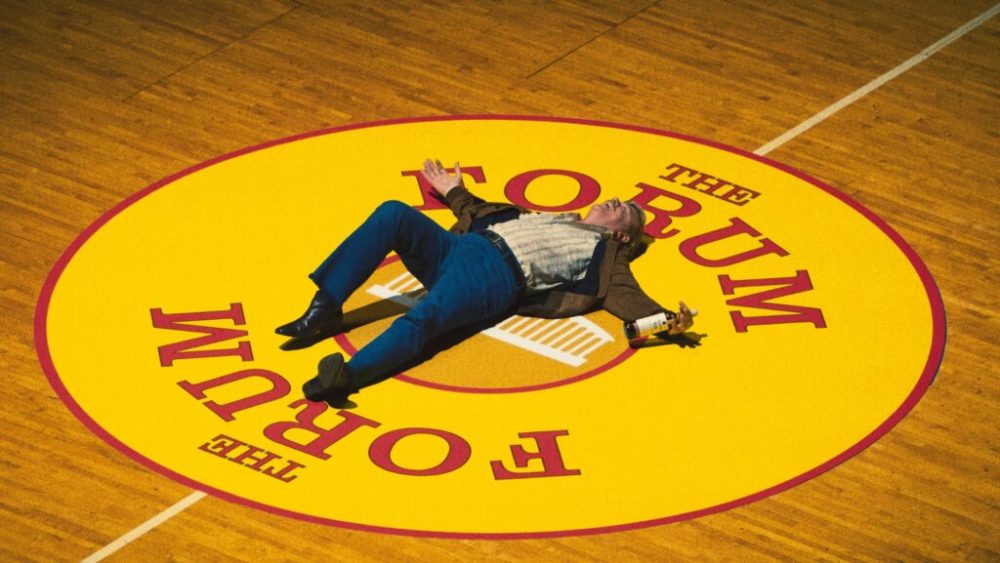 Jerry Buss (joué par John C. Reilly) célèbre son acquisition des Lakers // Source : HBO Jerry Buss (joué par John C. Reilly) célèbre son acquisition des Lakers // Source : HBO