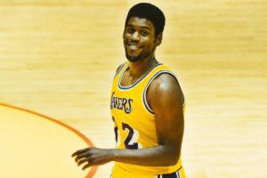 Quincy Isaiah trouve ici son premier grand rôle en Magic Johnson // Source : HBO Quincy Isaiah trouve ici son premier grand rôle en Magic Johnson // Source : HBO