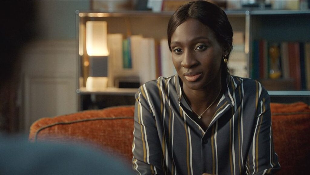 Inès (Eye Haïdara), une avocate brillante mais en proie à la solitude // Source : Arte Inès (Eye Haïdara), une avocate brillante mais en proie à la solitude // Source : Arte