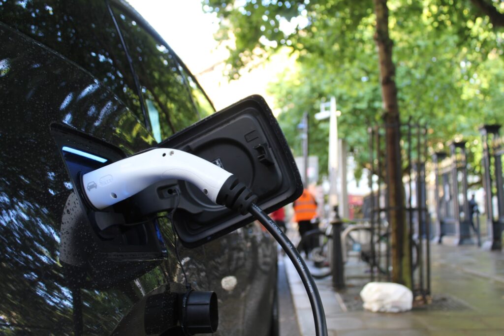 La location longue durée de voiture électrique pour moins de 100e / mois sera-t-elle bientôt possible ?  // Source : Andrew Roberts / Unsplash