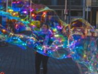 Une personne devant une bulle // Source : piqsels