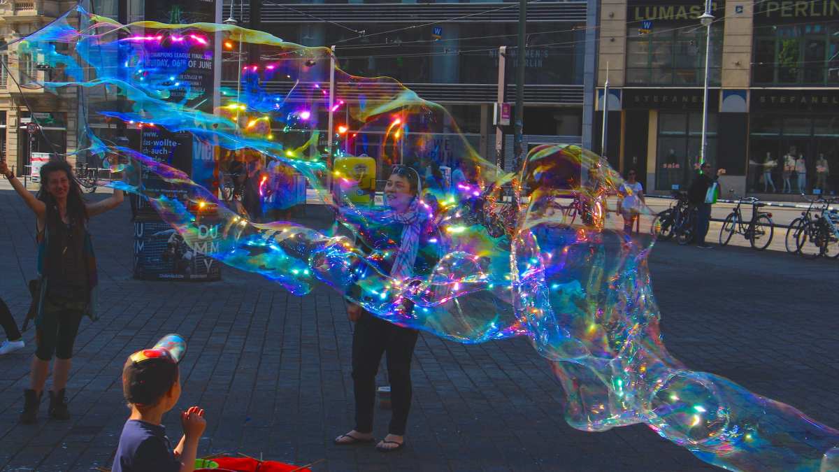 Une personne devant une bulle // Source : piqsels Une personne devant une bulle // Source : piqsels