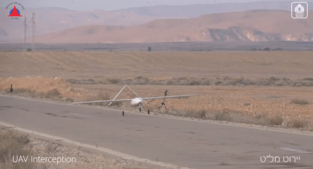 Israël utilise son laser contre des drones de combats similaire à ceux utilisés dans la guerre entre la Russie et l'Ukraine en ce moment. // Source : Twitter Israël utilise son laser contre des drones de combats similaire à ceux utilisés dans la guerre entre la Russie et l'Ukraine en ce moment. // Source : Twitter