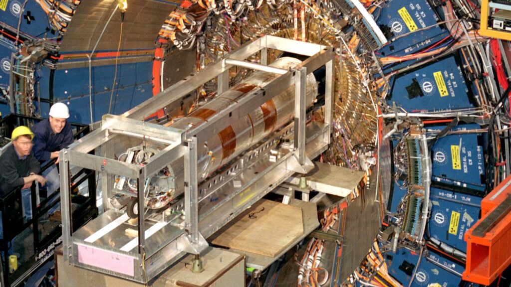 Le détecteur de collision du Fermilab a enregistré les collisions de particules de haute énergie produites par le collisionneur Tevatron de 1985 à 2011. // Source : Fermilab Le détecteur de collision du Fermilab a enregistré les collisions de particules de haute énergie produites par le collisionneur Tevatron de 1985 à 2011. // Source : Fermilab