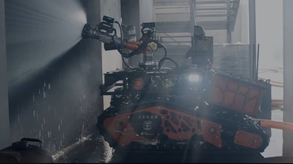 Le robot Colossus dispose également d'une lampe. // Source : Shark Robotics Le robot Colossus dispose également d'une lampe. // Source : Shark Robotics