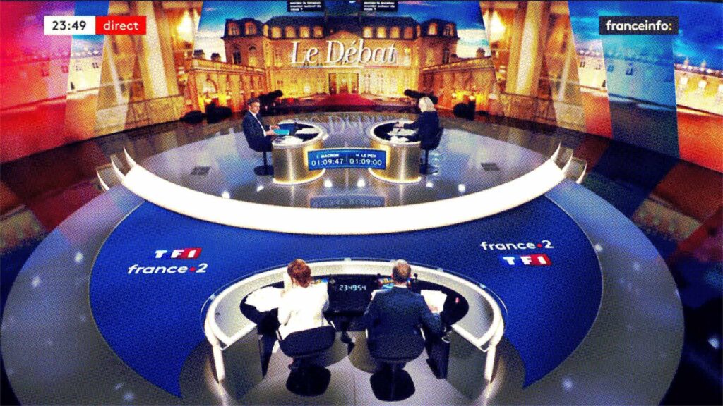 Emmanuel Macron et Marine Le Pen face à face pendant le débat de l'entre deux tours // Source : France Info / Youtube Emmanuel Macron et Marine Le Pen face à face pendant le débat de l'entre deux tours // Source : France Info / Youtube