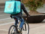 Livraison Deliveroo. // Source : Flickr/CC/Nicolas DUPREY/ CD 78 (photo recadrée)