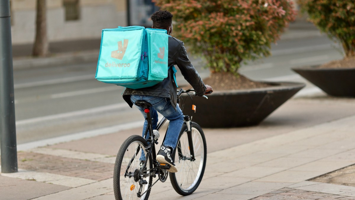 Livraison Deliveroo. // Source : Flickr/CC/Nicolas DUPREY/ CD 78 (photo recadrée) Livraison Deliveroo. // Source : Flickr/CC/Nicolas DUPREY/ CD 78 (photo recadrée)