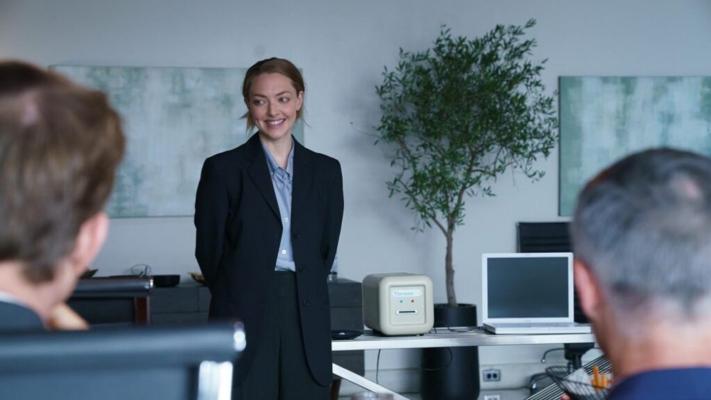 Elizabeth Holmes est incarnée par la merveilleuse Amanda Seyfried // Source : Beth Dubber/Hulu Elizabeth Holmes est incarnée par la merveilleuse Amanda Seyfried // Source : Beth Dubber/Hulu