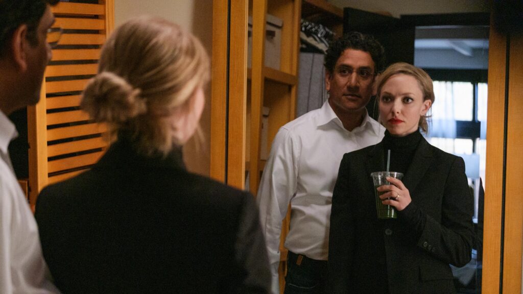 La série explore notamment la relation toxique entre Elizabeth Holmes et Sunny Balwani // Source : Beth Dubber/Hulu La série explore notamment la relation toxique entre Elizabeth Holmes et Sunny Balwani // Source : Beth Dubber/Hulu