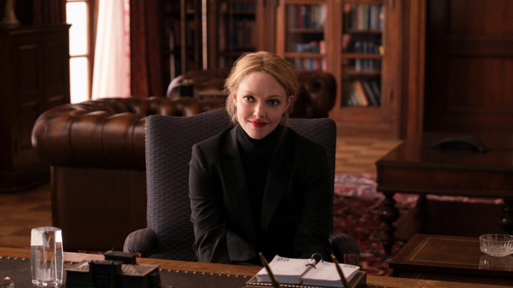 Elizabeth Holmes est incarnée par la merveilleuse Amanda Seyfried // Source : Beth Dubber/Hulu Elizabeth Holmes est incarnée par la merveilleuse Amanda Seyfried // Source : Beth Dubber/Hulu