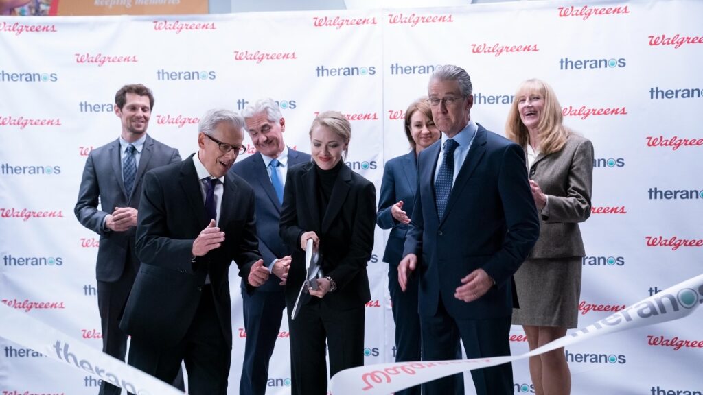 Avec Theranos, Elizabeth Holmes a bâti une vaste entreprise frauduleuse // Source : Beth Dubber/Hulu Avec Theranos, Elizabeth Holmes a bâti une vaste entreprise frauduleuse // Source : Beth Dubber/Hulu
