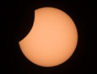 Éclipse solaire survenue en 2015. // Source : Flickr/CC/Willi Winzig (image recadrée) Éclipse solaire survenue en 2015. // Source : Flickr/CC/Willi Winzig (image recadrée)