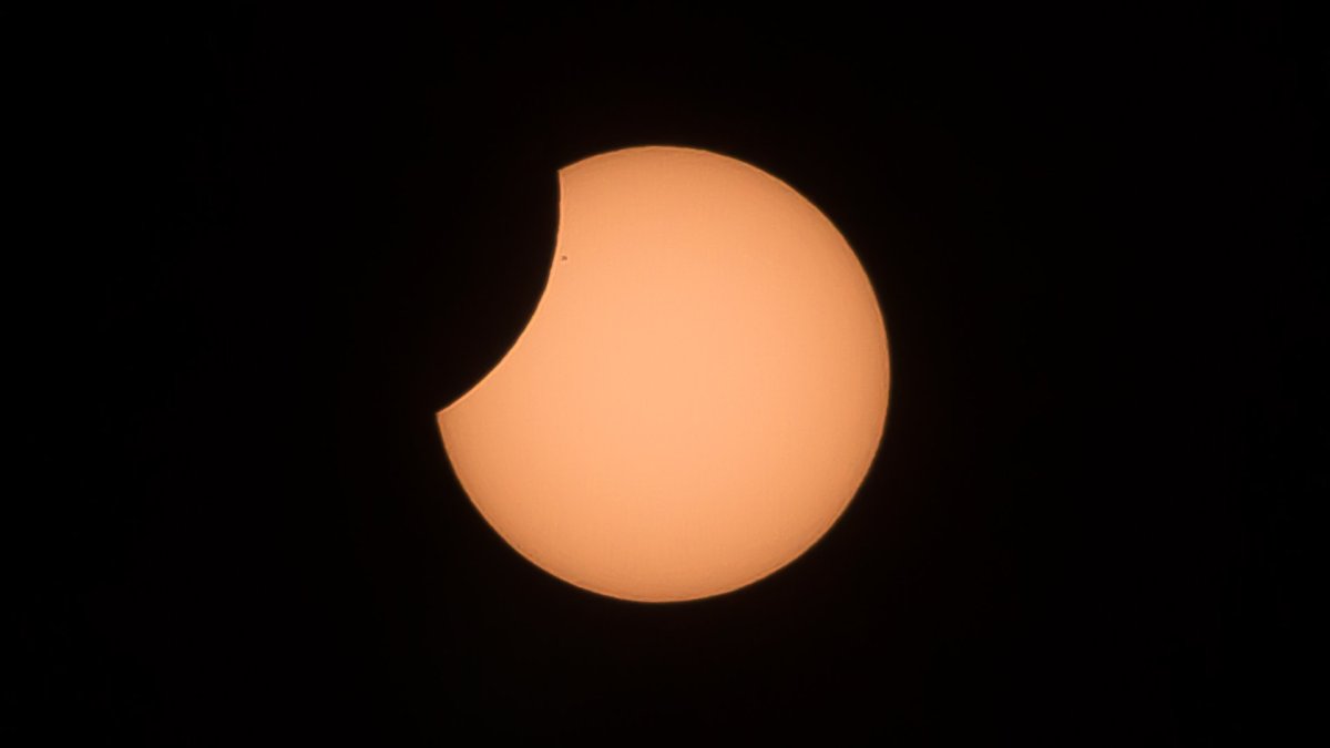 Éclipse solaire survenue en 2015. // Source : Flickr/CC/Willi Winzig (image recadrée) Éclipse solaire survenue en 2015. // Source : Flickr/CC/Willi Winzig (image recadrée)