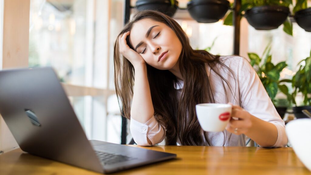 Si vous subissez une fatigue post-covid, essayez d'être à l'écoute du sommeil : il vaut mieux se reposer que de se forcer. // Source : Freepik Si vous subissez une fatigue post-covid, essayez d'être à l'écoute du sommeil : il vaut mieux se reposer que de se forcer. // Source : Freepik