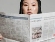 Une femme lisant un journal. // Source : Pexels/Pavel Danilyuk (photo recadrée)