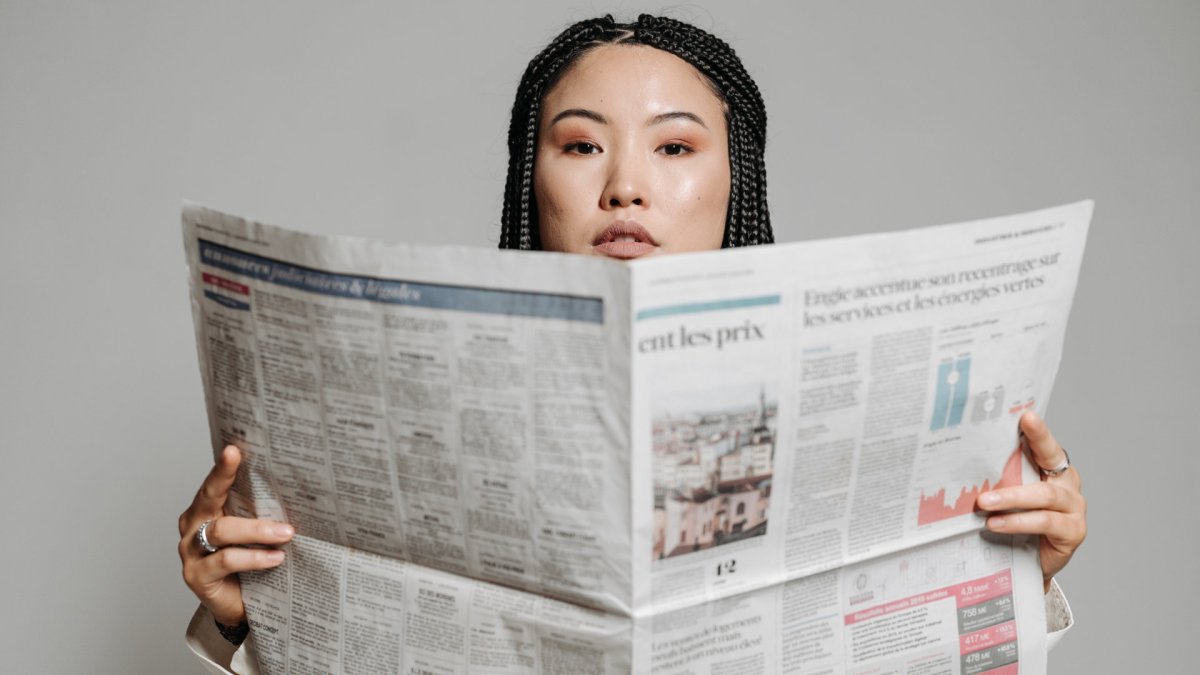 Une femme lisant un journal. // Source : Pexels/Pavel Danilyuk (photo recadrée) Une femme lisant un journal. // Source : Pexels/Pavel Danilyuk (photo recadrée)