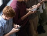 Des gens sur leur smartphone. // Source : Pexels Des gens sur leur smartphone. // Source : Pexels