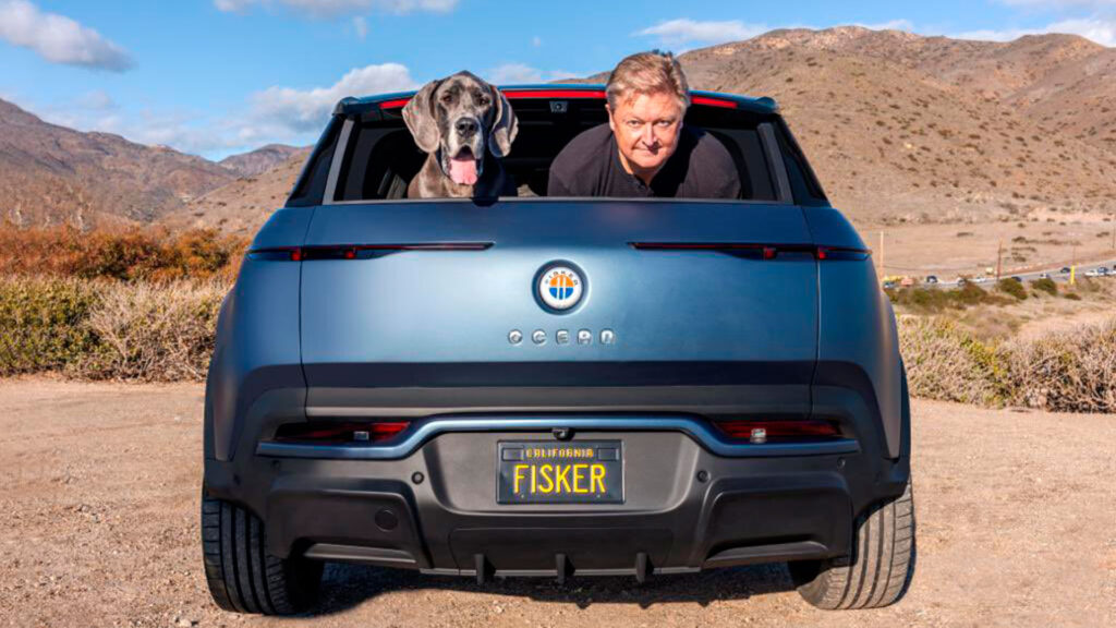 Henrik Fisker dans le coffre du Fisker Ocean // Source : Compte Twitter Henrik Fisker Henrik Fisker dans le coffre du Fisker Ocean // Source : Compte Twitter Henrik Fisker