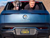 Henrik Fisker dans le coffre du Fisker Ocean // Source : Compte Twitter Henrik Fisker