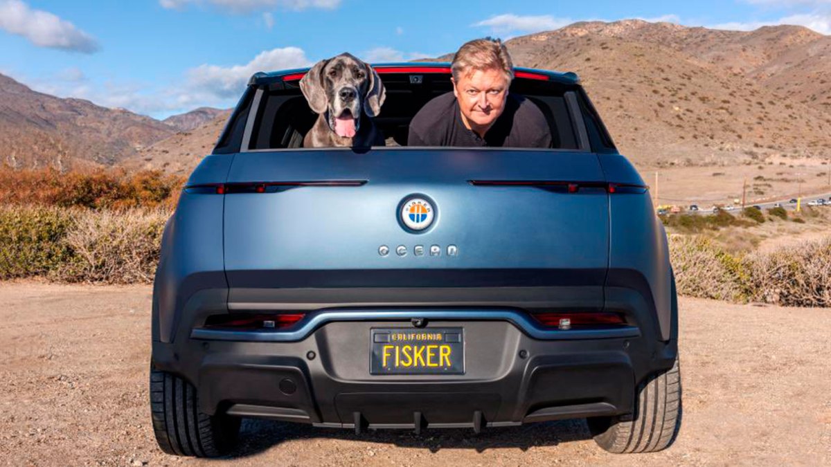 Henrik Fisker dans le coffre du Fisker Ocean // Source : Compte Twitter Henrik Fisker Henrik Fisker dans le coffre du Fisker Ocean // Source : Compte Twitter Henrik Fisker