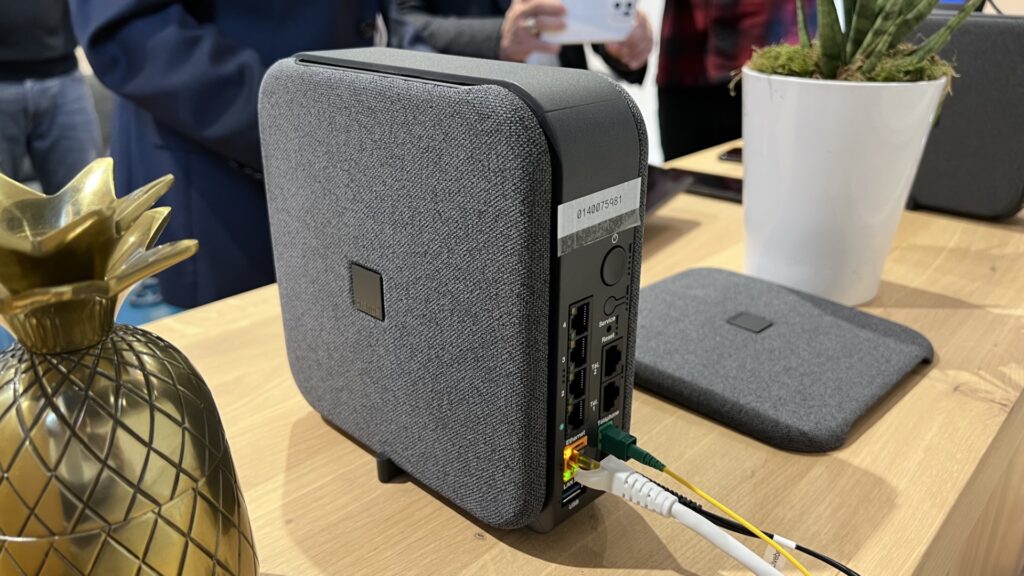 La Livebox 6 Orange doit être utilisée verticalement. // Source : Numerama La Livebox 6 Orange doit être utilisée verticalement. // Source : Numerama