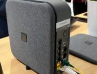 La Livebox 6 Orange doit être utilisée verticalement. // Source : Numerama