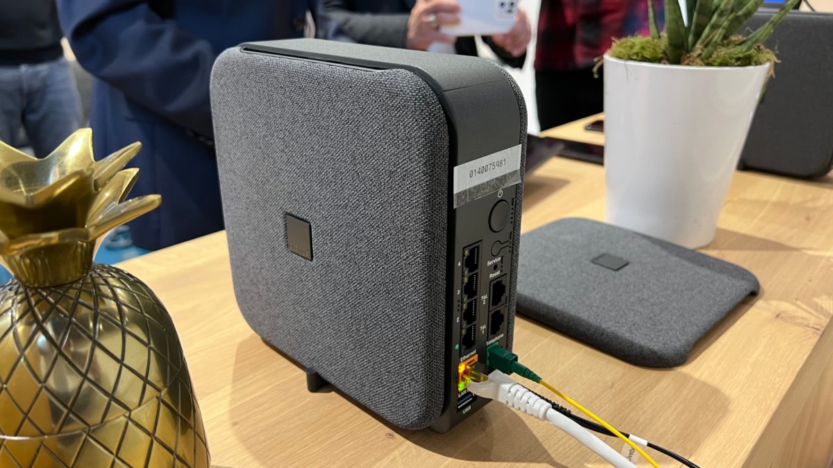 La Livebox 6 Orange doit être utilisée verticalement. // Source : Numerama La Livebox 6 Orange doit être utilisée verticalement. // Source : Numerama